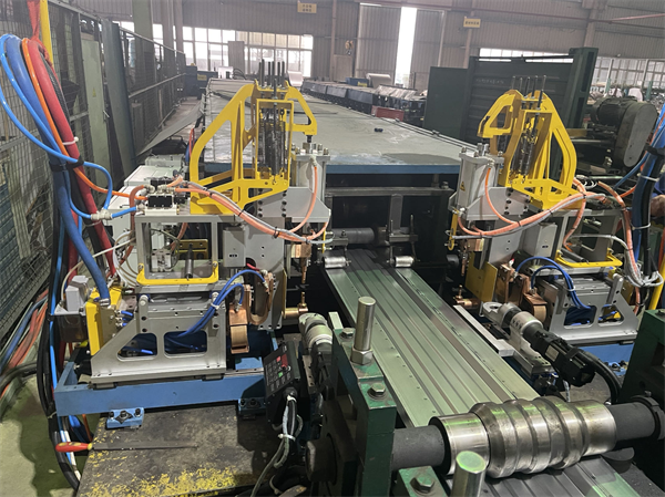 车厢板自动跟踪点焊机